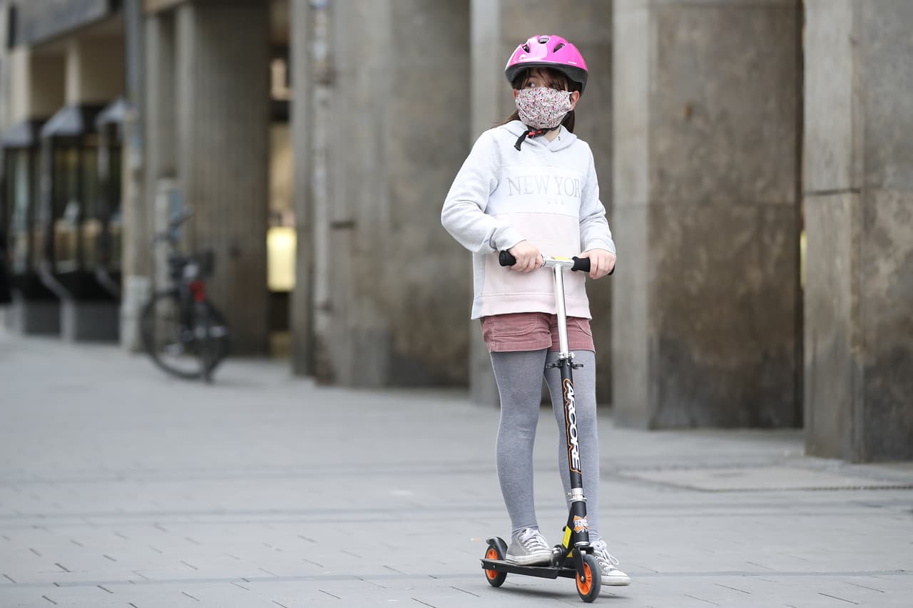 <b>¿Quién tiene que usar máscaras? </b>Todas las personas mayores de 2 años y que puedan tolerar médicamente una mascarilla o una cubierta facial deben cumplir con el requisito.
<b> Los negocios esenciales y fabricantes</b> ahora también deben darles a sus empleados cobertura facial si los empleados no pueden mantenerse a 6 pies de distancia de otras personas en su lugar de trabajo.