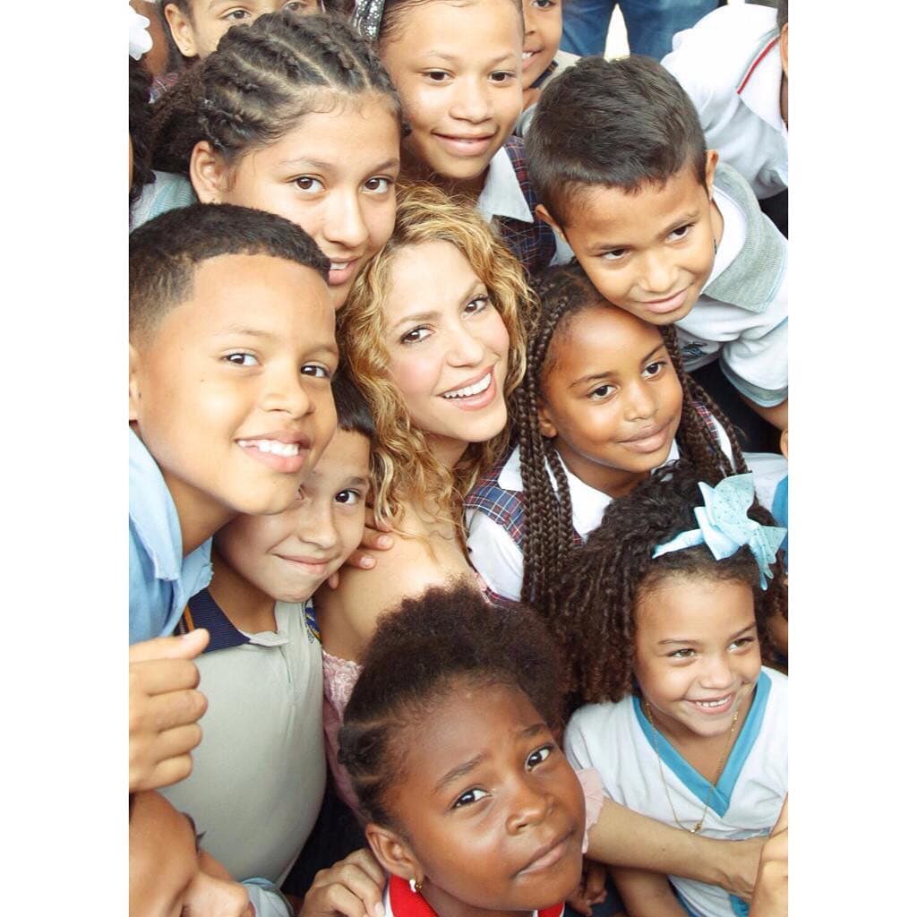 La cantante reconocida a nivel mundial es directora de la Fundación Pies Descalzos que apoya a la educación en zonas marginadas de Colombia: "Es una tarea absolutamente trascendental, lo que está haciendo nuestro equipo en Colombia es espectacular creando programas integrales de educación de calidad en áreas de conflicto y áreas de pobreza extrema".