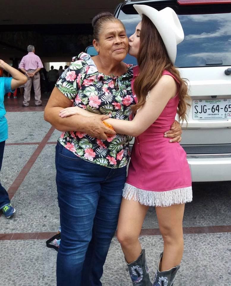 Laura Denisse repartió besos a todos los que se acercaron.