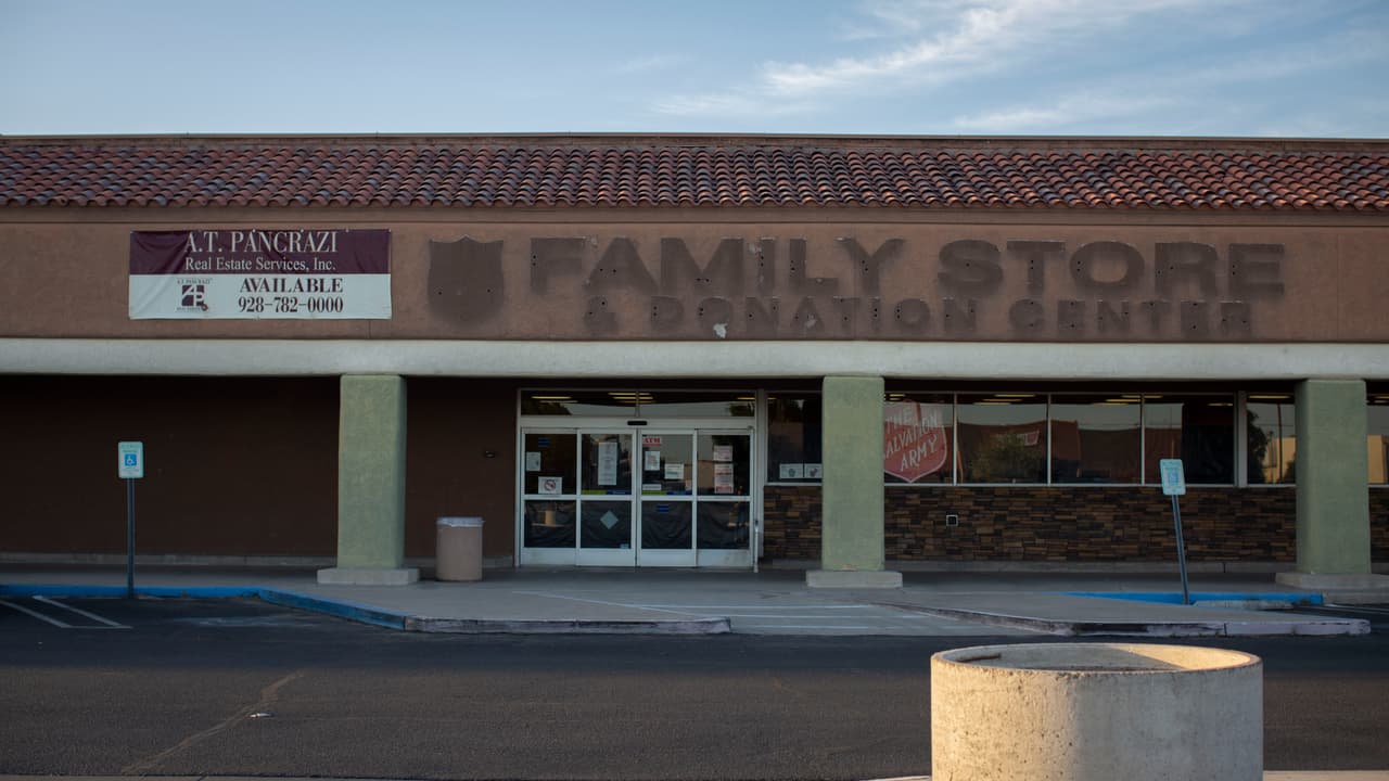 Lo que era un antiguo centro de donación del Salvation Army se ha convertido en el único albergue de inmigrantes en Yuma. Los vidrios están cubiertos con bolsas de basura y en las puertas hay carteles advirtiendo que no se permite el uso de armas de fuego ni la presencia de los medios.