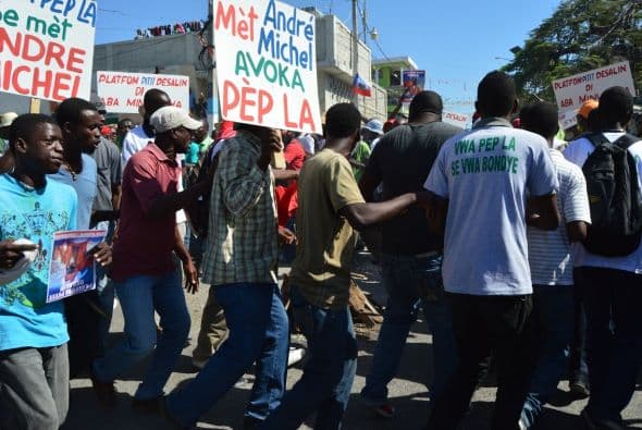 Este lunes, cientos de Haitianos conmemoraron el quinto aniversario del mortal sismo con una manifestaron contra el gobierno. Crédito: Evelyn Baker, Fusion