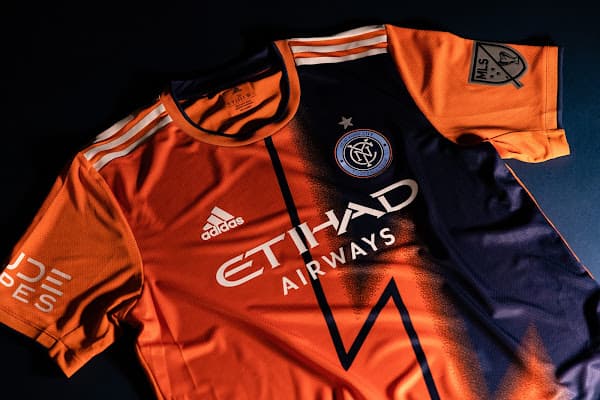 La camisa se inspira en el poderío y energía de los aficionados del club a lo largo de la pasada temporada.
<br>