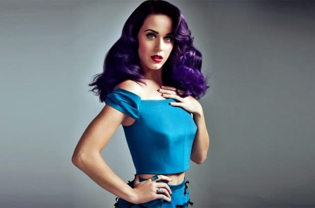 ¡Esta belleza si que es una talentosa cantante!