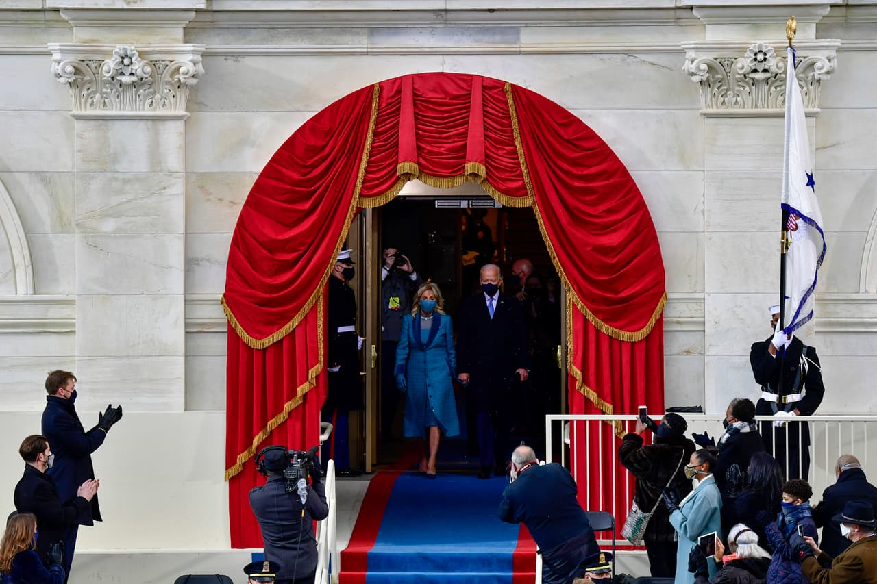 "Felicitaciones al presidente Joe Biden y a la vicepresidente Kamala Harris por su histórica inauguración hoy. Están dando un paso adelante para liderar a nuestro país en un momento desafiante, pero la gente de todo el país y del mundo, incluidos nuestros niños, los observa con esperanza", compartió el gobernador de Carolina del Norte, Roy Cooper.