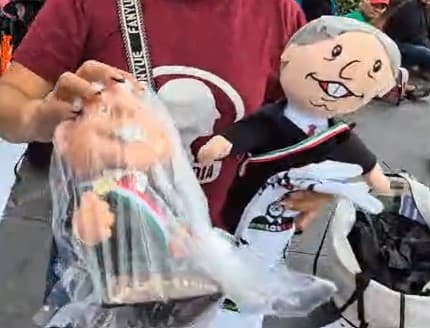 ¿Y para ahorrar? Una alcancía de López Obrador, con todo y banda presidencial.