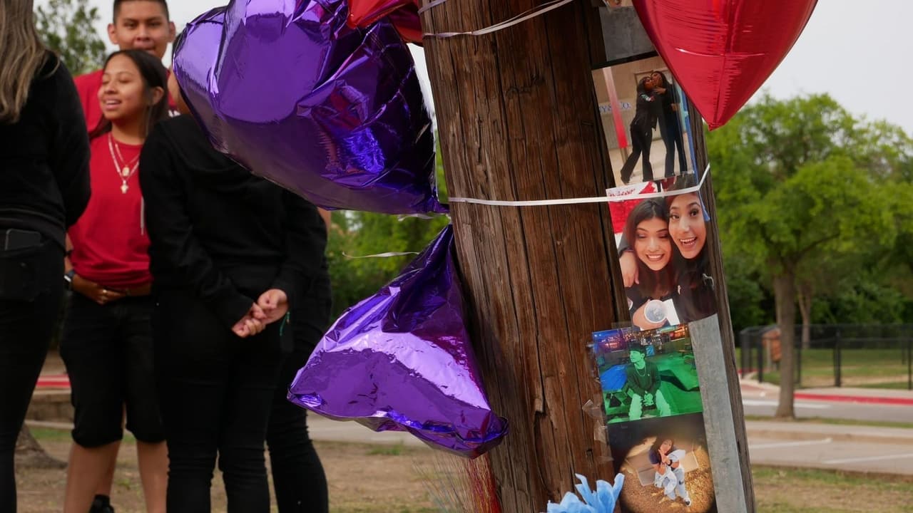 La vigilia fue en Esperanza Road, donde ocurrió el fatal accidente la noche del 29 de abril. Los jóvenes acudieron y colocaron fotografías de Crystal y Andrés Pineda que acompañaron con flores y veladoras para recordarlos.