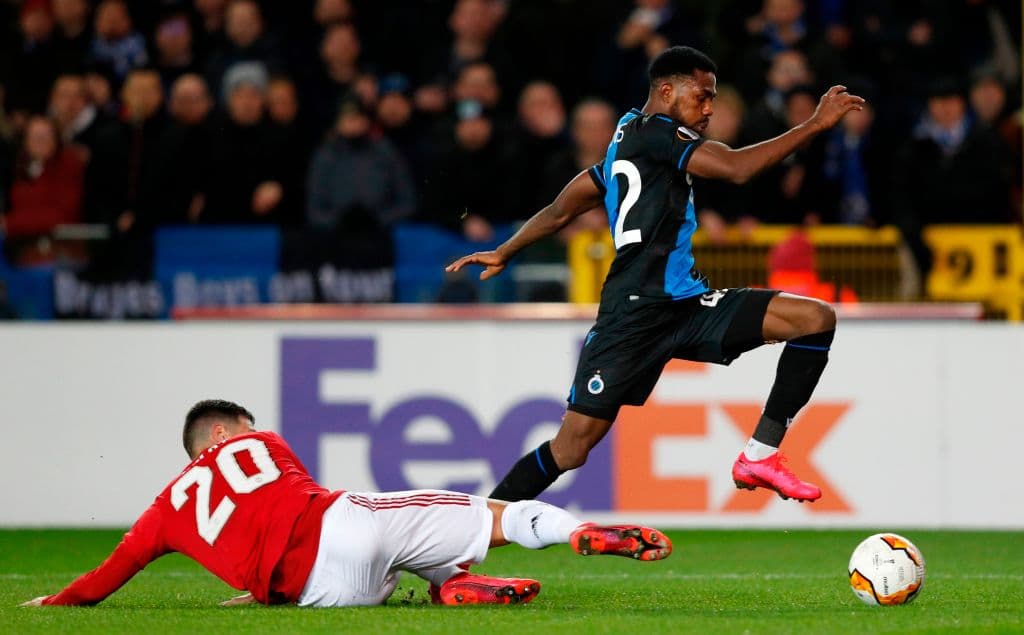 Se va, se va, se fue. Dennis Emmanuel Bonaventure deja tendido a Diogo Dalot y vacuna al Manchester United, que ya se había salvado con anterioridad.