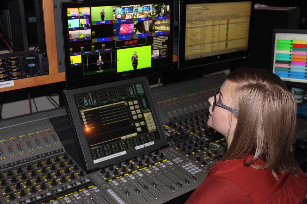 Katy Hancok de la Universidad del Norte de Texas trabajando en audio para la segunda edición de Proyecto U.