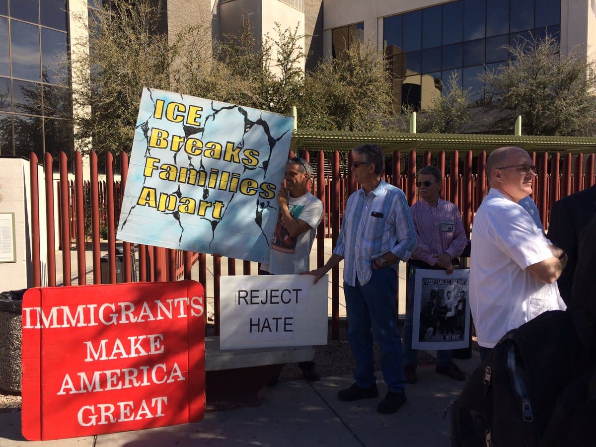 Con pancartas los manifestantes buscan detener la deportación de Guadalupe.