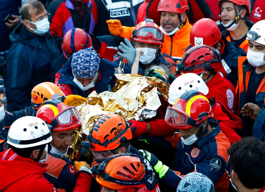 “Fue un milagro”: encuentran viva bajo los escombros a una niña de 3 años tras el sismo en Turquía