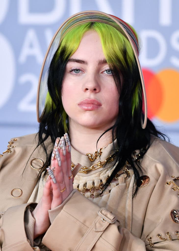 La cantante californiana 
<b><a href="https://www.univision.com/famosos/billie-eilish-cabello-rubio-peluca-fotos">Billie Eilish</a></b> es conocida por usar su cabellera oscura con un tono verde en la raíz.
<br>