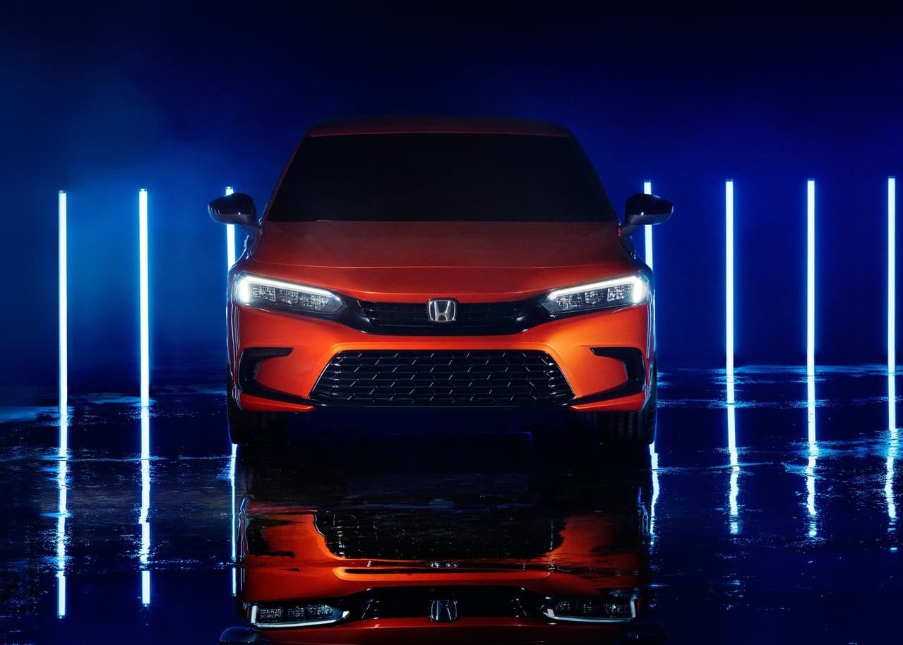 Además, su frontal es alargado y más bajo en relación al resto del cuerpo, su parrilla es compacta y su tapa del maletero es más corta.