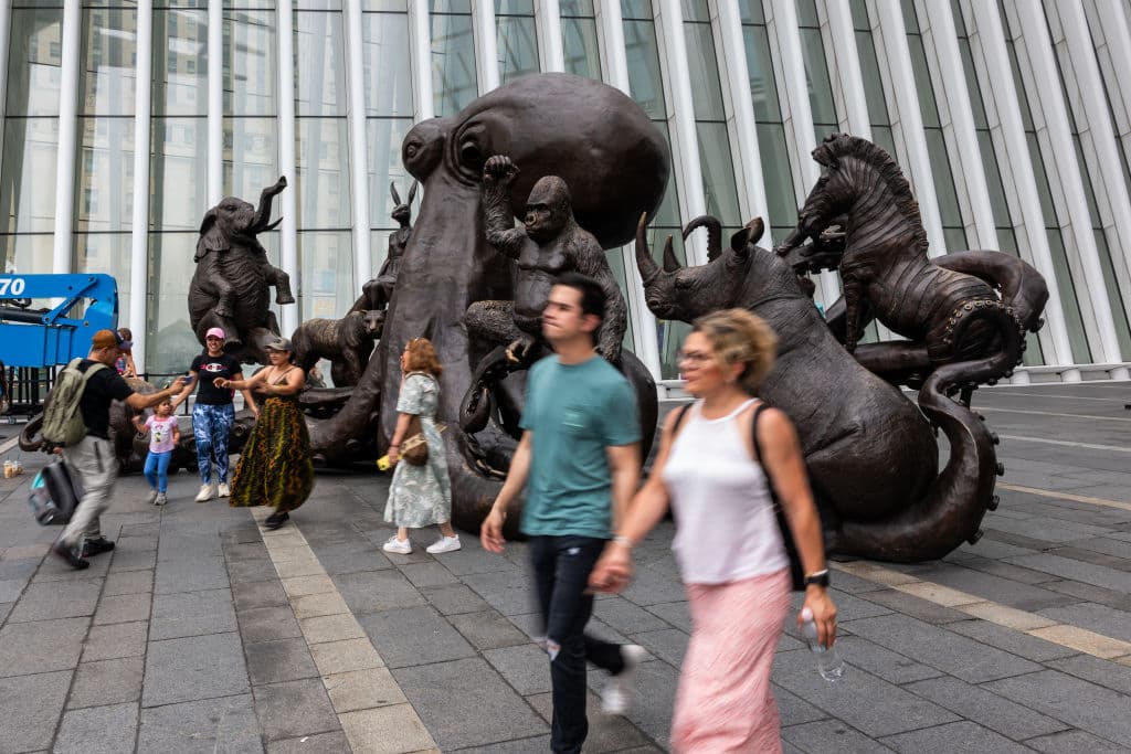 El pulpo de bronce, en cuyos ocho brazos hay desde un simio hasta un elefante, entre otros animales, 
<b>es uno de los más grandes en el mundo</b>, en su tipo.