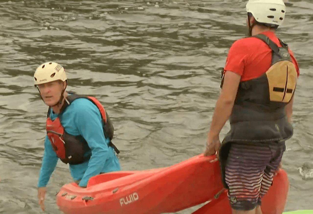 Si bien particar el kayaking está permitido, los paseos en balsas inflables no lo están, así como tampoco está permitido nadar en el río. Esta 
<a href="http://lariverrecreation.org/questions-and-answers/" target="_blank">guía para visitantes</a> será muy útil antes de visitar el parque.