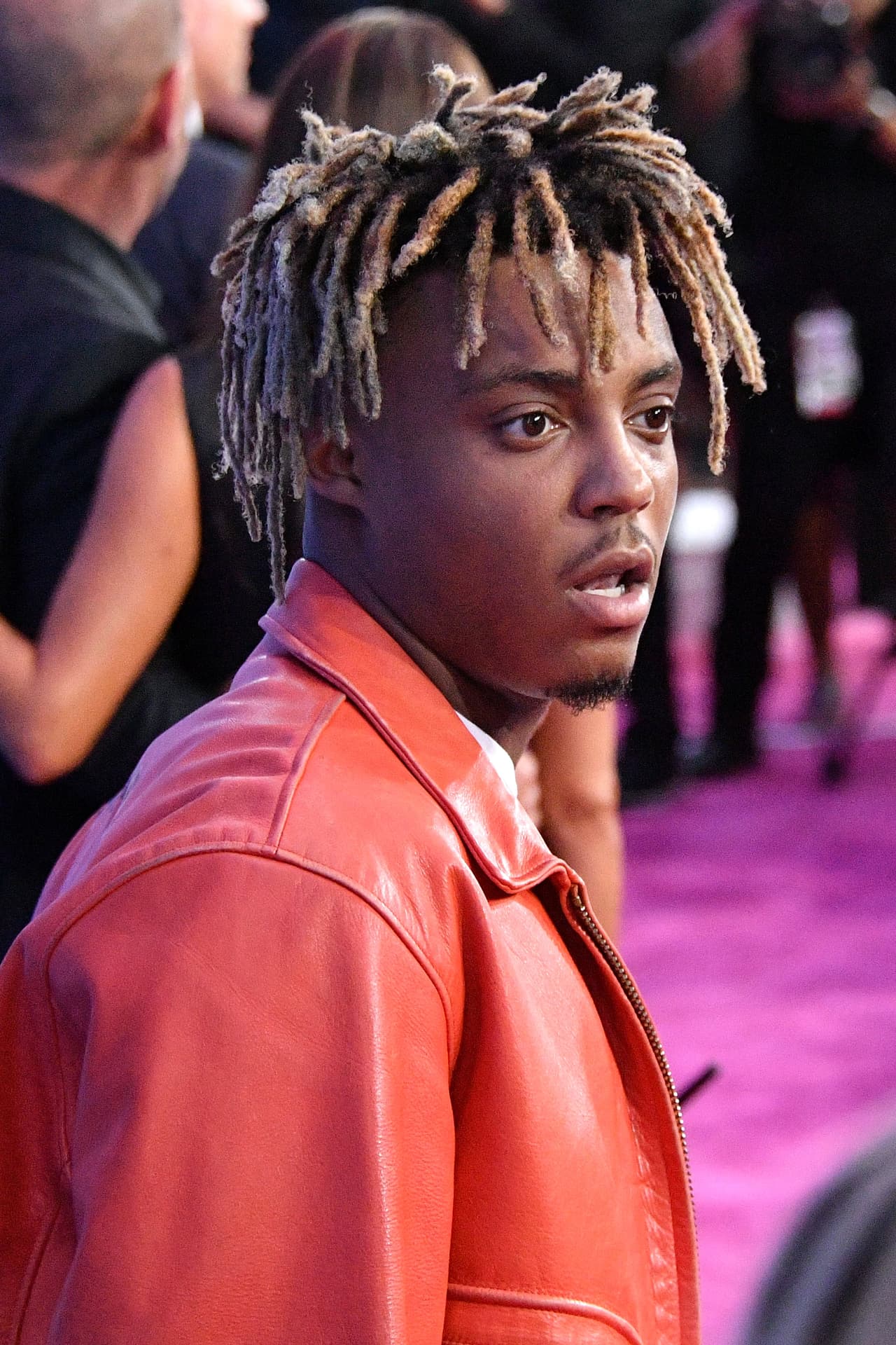 Carmella Wallace, madre de Jarad Anthony Higgins, nombre real del cantante, compartió a 
<a href="https://www.tmz.com/2019/12/12/juice-wrld-family-statement-death-addiction-percocet-codeine/" target="_blank">TMZ</a> la difícil situación por la que atraviesan e hizo referencia a la lucha que enfrentaba el rapero contra su adicción a los medicamentos.