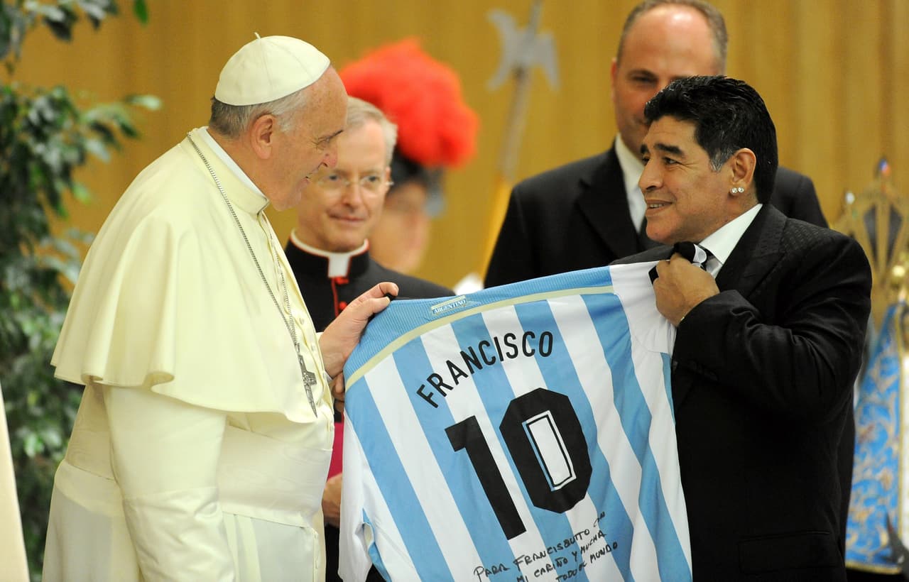 Maradona durante una visita al papa Francisco en El Vaticano, en enero de 2014. Jorge Mario Bergoglio también nació en Buenos Aires y antes de ser Papa fue arzobispo de esa ciudad, entre 1998 y 2013.