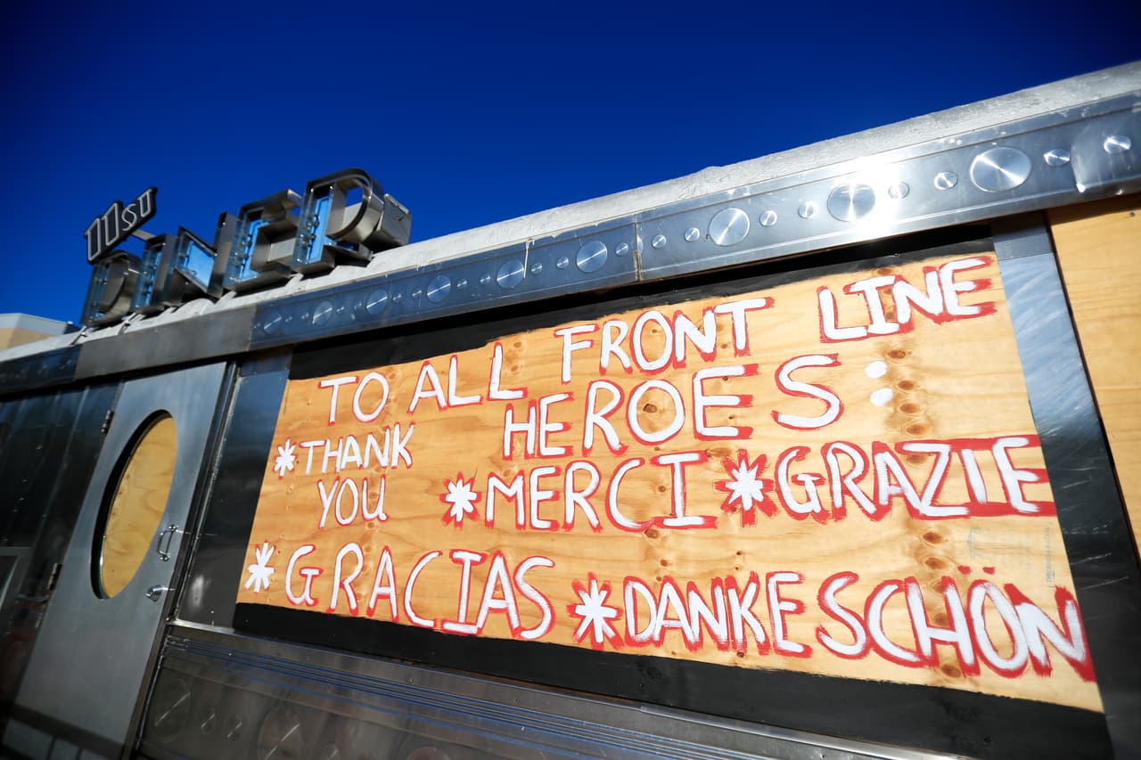 Aquí las gracias a los trabajadores de la salud se dan en varios idiomas.
<br>