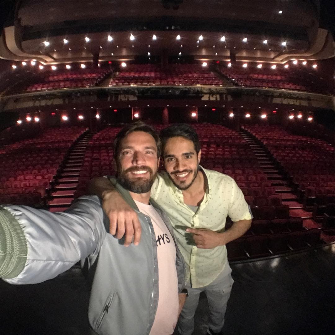 El trabajo que ha realizado Ektor Rivera en teatro musical lo ha llevado a ser reconocido entre sus compañeros artistas. Y cuando lo van a ver, no se pierden la oportunidad de tomarse una foto con él, como Julián Gil.
