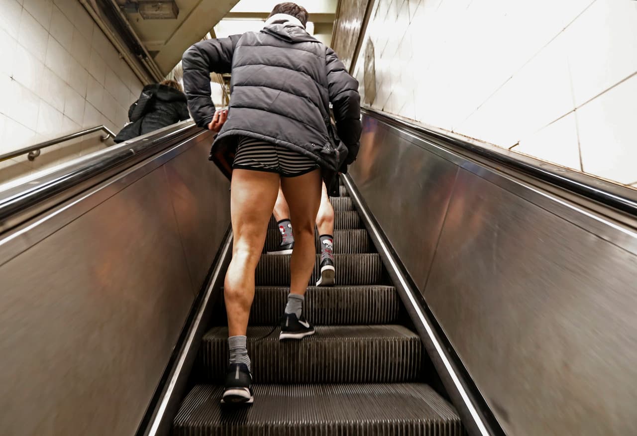 Muchos de los participantes aprovechan para presumir sus prendas más sexys. En la imagen un hombre sube las esclares del Metro en Nueva York.