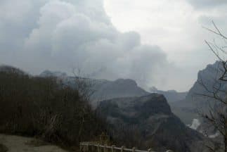 Las autoridades de Indonesia mantienen la alerta máxima en la región de la isla de Java, por el volcán Kelud.