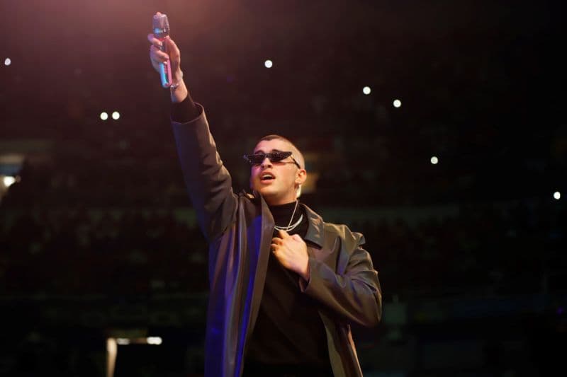 Bad Bunny pinta tarjeta navideña a beneficio del Instituto Psicopedagógico de Puerto Rico