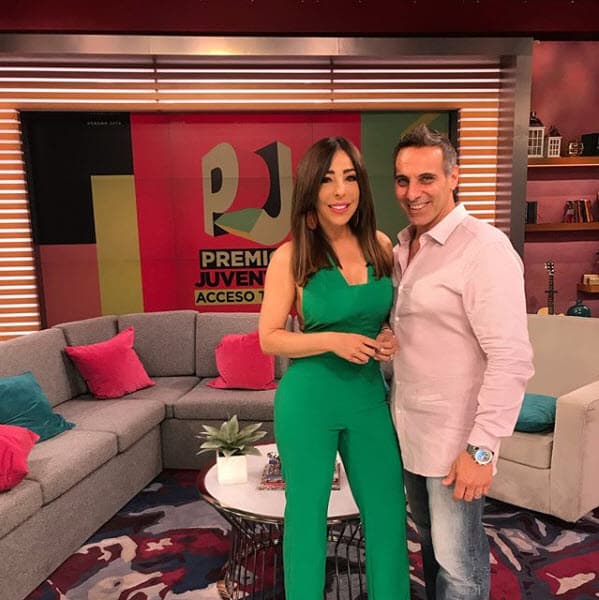 Pero no llegó sola, su inseparable esposo Steve la acompañó al show.