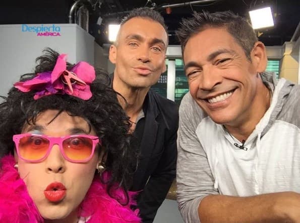 Miren que bien se la está pasando Johnny con Doña Rosa y Diego Di Marco.