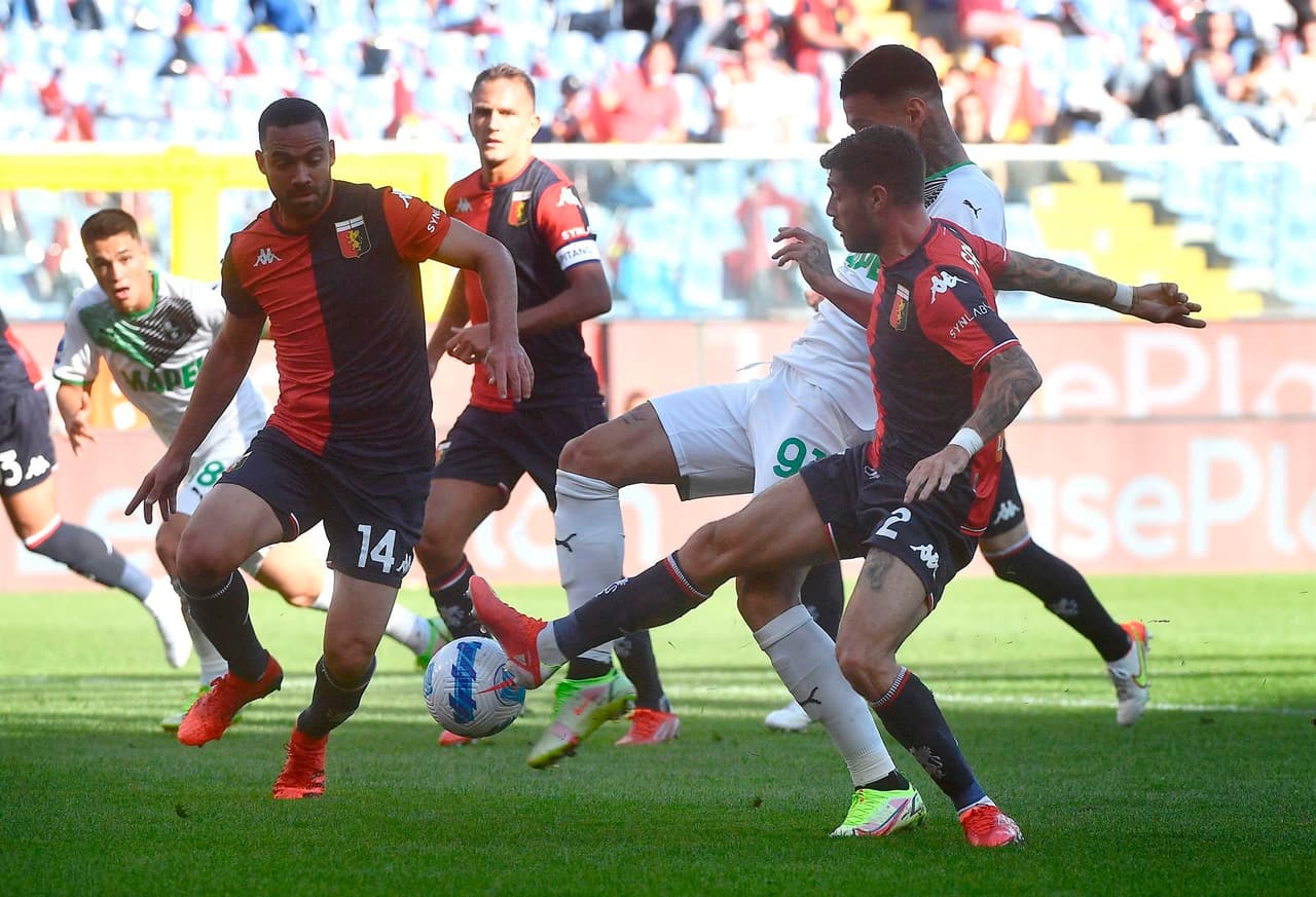 Genoa empata de último minuto ante el Sassuolo 2-2 en la J8 de la Serie A. Gianluca Scamacca le daba ya el 2-0 a los neroverdi, pero Mattia Destro (27') y el mexicano Johan Vásquez se encargaron de igualar el encuentro y rescatar puntos.