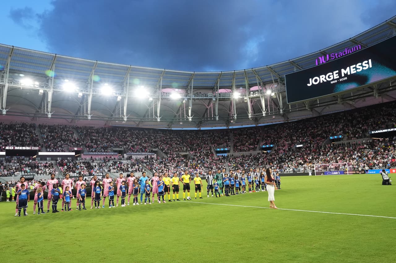 Los equipos del Inter Miami y Monterrey guardan un minuto de silencio en memoria de Jorge Messi, padre del delantero del Inter Miami, Lionel Messi, durante la primera mitad de un partido de la Copa de Ligas, el sábado 8 de agosto de 2026, en Miami. (Foto AP/Lynne Sladky)