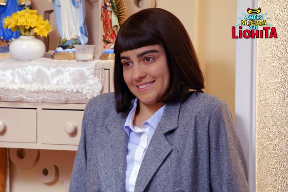 Le sigue Maite Perroni, quien en 'Antes Muerta Que Lichita', lució sin más maquillaje que el de sus pobladas cejas.