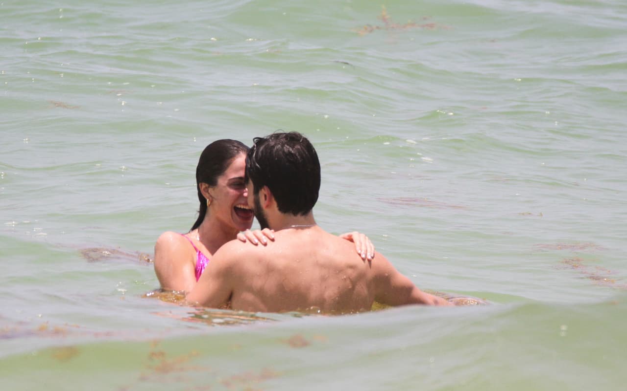 Las risas entre Sebastián y Tini, siempre presentes durante el rato que estuvieron dentro del mar, hablan de la buena química que tiene la pareja.