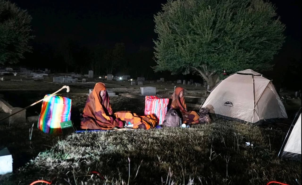 Las pausas que hacen para dormir son reanudadas a las 5:00 de la mañana del día siguiente, con una meditación, cantos y una reflexión para continuar la macha.