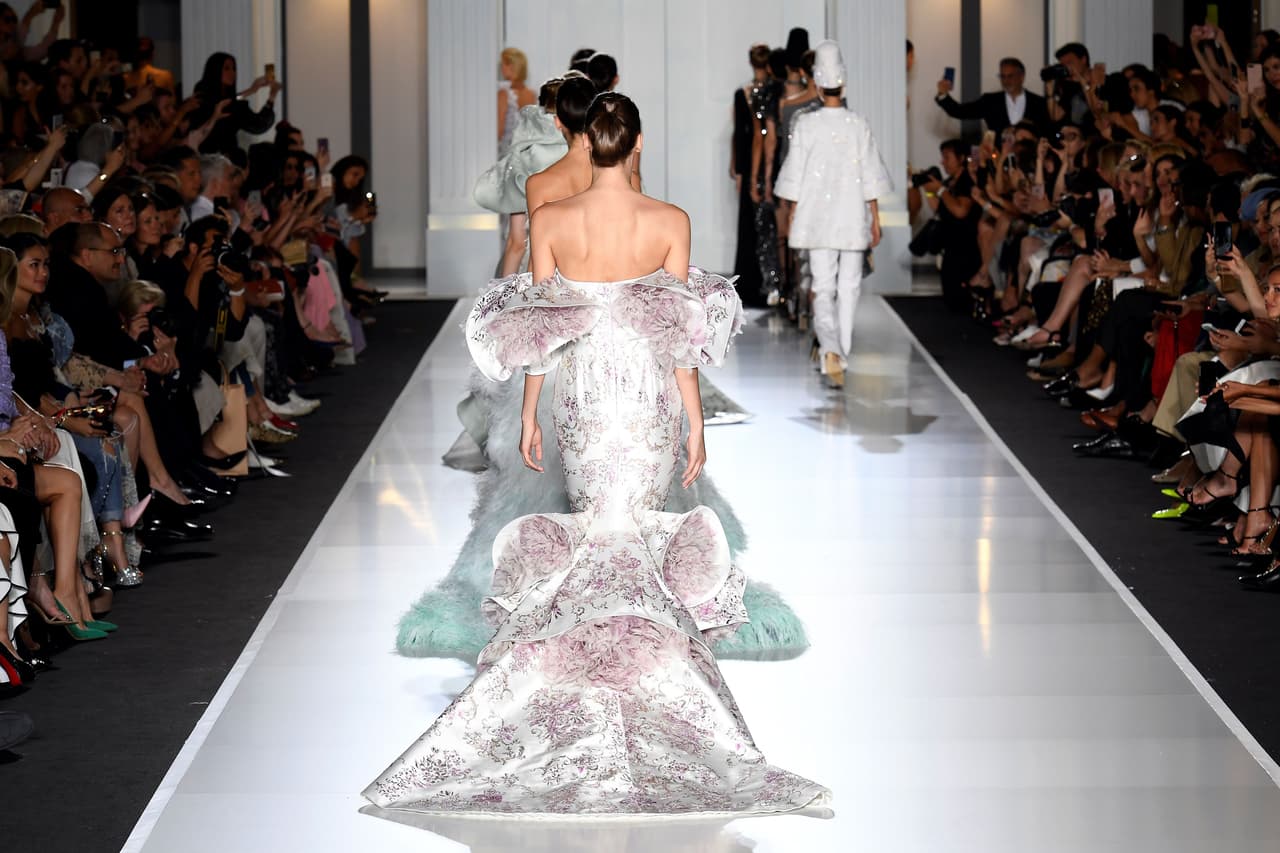 Sus modelos se construyen con cortes sirena, caudas importantes y ceñidos delicadamente al cuerpo en un efecto retro de pura feminidad.