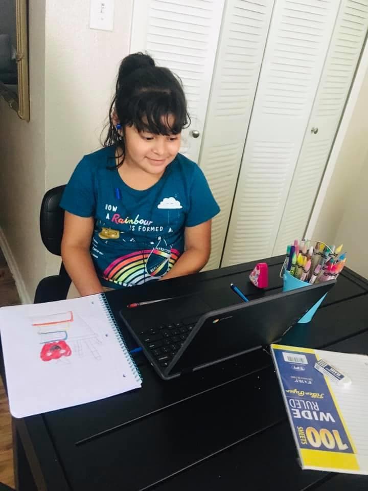 Algunos padres de estudiantes se presentaron en la escuela para reportar problemas en la conexión a las plataformas de educación por internet.
<br>