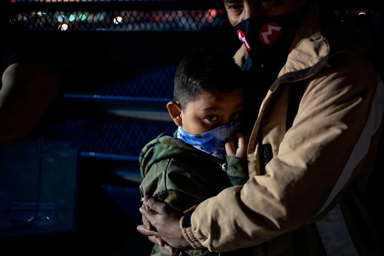 Juez ordena al gobierno que deje de deportar a niños inmigrantes que cruzan la frontera