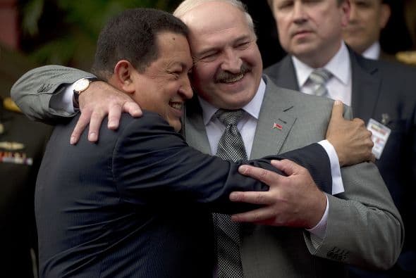 Alexander Lukashenko. El presidente bielorruso es el paria de los países europeos, que lo tachan de dictador, pero Chávez lo considera su "hermano". Desde 2006, Belarús y Venezuela han estrechado sus relaciones con la firma de más de 200 acuerdos de cooperación. Minsk envía a Caracas alimentos y coopera en proyectos agrícolas y el gobierno venezolano le retribuye con petróleo.