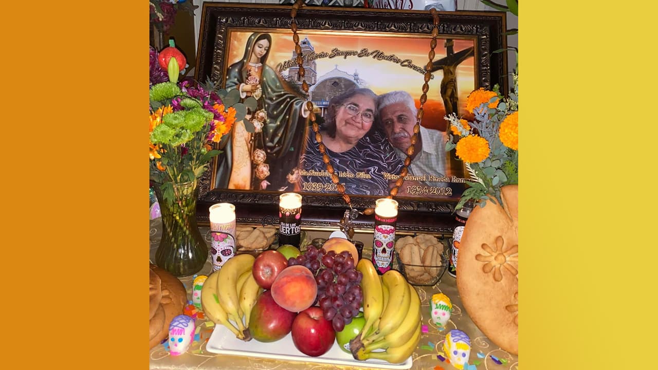 Martha Pineda montó un altar de muertos con muchas verduras y alimentos, pues la tradición indica que el alma de los seres queridos viaja por la noche, visita su ofrenda y come lo que su familia le prepara.