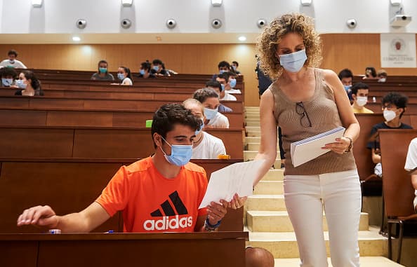 Además, anunciaron los lineamientos de seguridad que usarán contra el coronavirus. Entre esos, ser evaluados antes de entrar al campus, el uso obligatorio de mascarillas (existen algunas excepciones), retorno gradual a la instrucción en el campus y realizar procedimientos de salud adicionales.