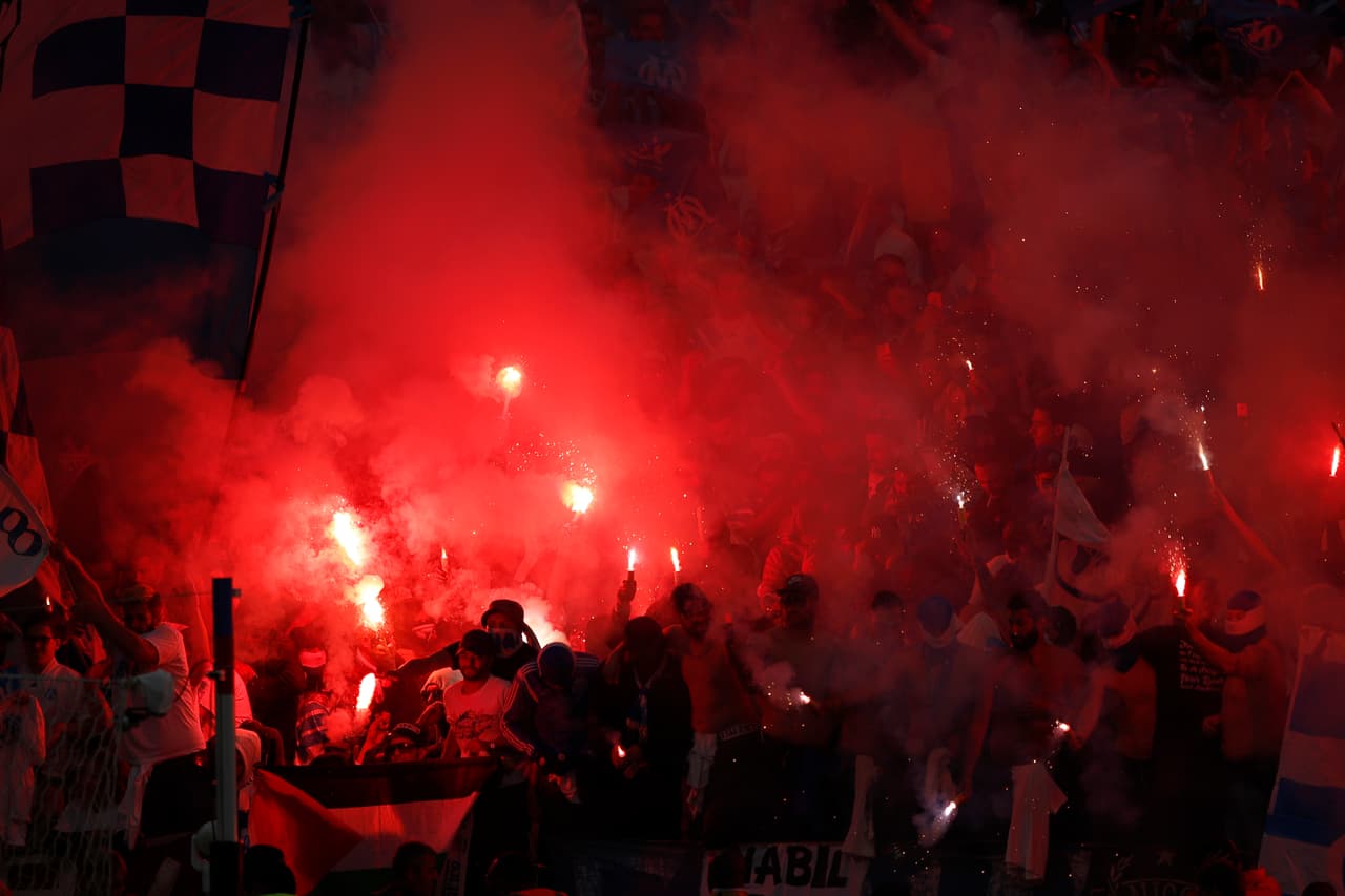 Mientras se desarrollaban los actos protocolarios antes del inicio de las acciones entre el Atlético de Madrid y el Marsella, los aficionados ques estaban ubicados en la zona sur del estadio montaron un infierno a base de bengalas. Seguramente, la UEFA sancionará al equipo por el comportamiento de sus ultras, los cuales tienen muy mala fama en Europa.