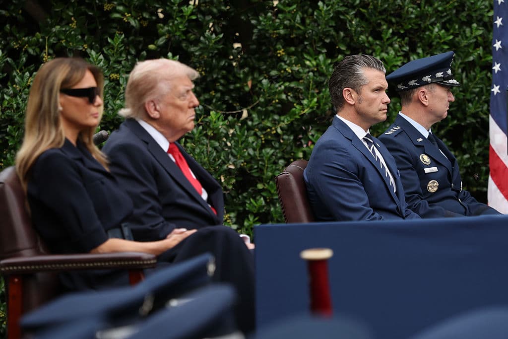 El presidente Donald Trump, la primera dama, Melania Trump, el secretario de Guerra, Pete Hegseth, y el jefe del Estado Mayor Conjunto, general de la Fuerza Aérea, Dan Caine (der.), asisten al acto del 24º aniversario de los atentados terroristas del 11-S que se cobraron la vida de casi 3,000 personas.