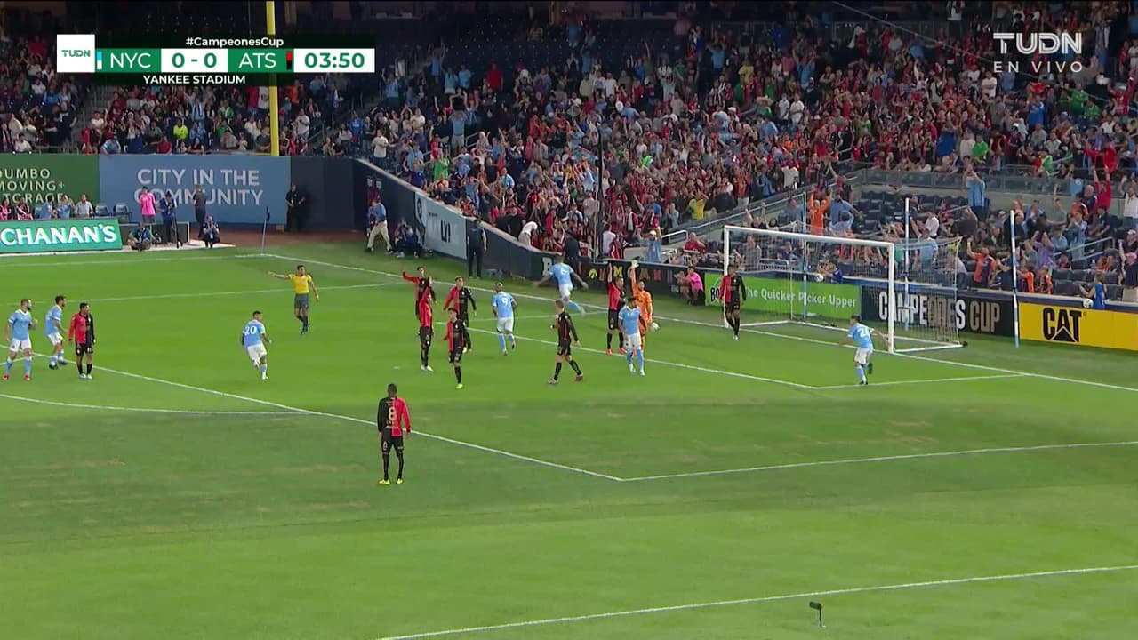 ¡TIRO ATAJADO! disparo por Nicolás Acevedo.