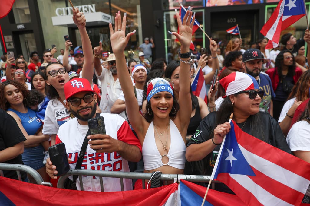 Algunos de los homenajeados del desfile, fueron el actor Luis Guzmán, y las estrellas de la música tropical, Olga Tañón y Elvis Crespo.