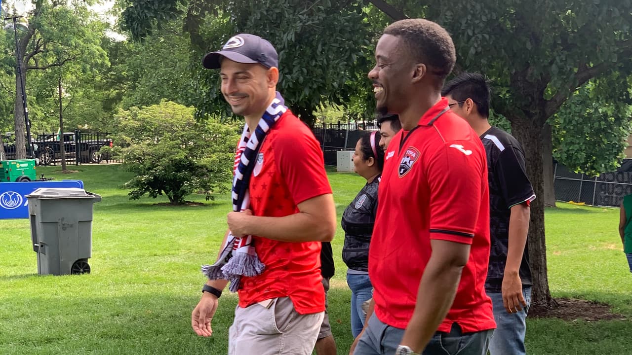 Los fanáticos estadounidenses, listos con los colores de su equipo.