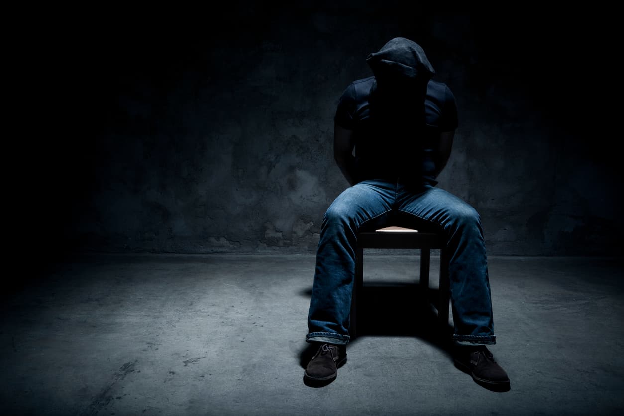 Se grabó atado a una silla y con una bolsa en la cabeza para fingir su secuestro, pero pidió solo $185 por su 'rescate' 