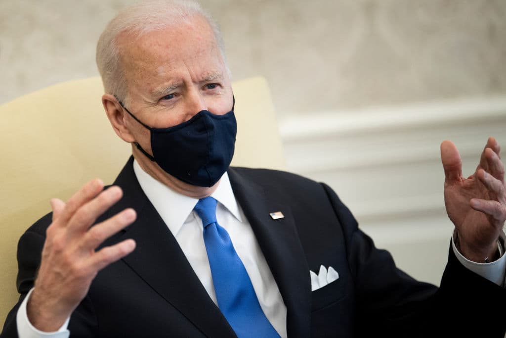 El presidente
<a href="https://www.univision.com/temas/joe-biden">Joe Biden</a> opinó sobre la cancelación de la orden de usar mascarillas en Texas y calificó la medida como
<a href="https://www.univision.com/local/austin-kakw/presidente-biden-dice-gobernador-de-texas-cometio-error-mascarillas" target="_blank">"un gran error"</a>. Dijo que estaban a punto de cambiar "la naturaleza de esta enfermedad" y que lo último que necesitaban eran un "pensamiento
<a href="https://www.univision.com/noticias/politica/biden-afirma-que-el-retiro-de-medidas-de-prevencion-de-covid-19-en-texas-y-mississippi-es-pensamiento-neandertal">neandertal</a>" .