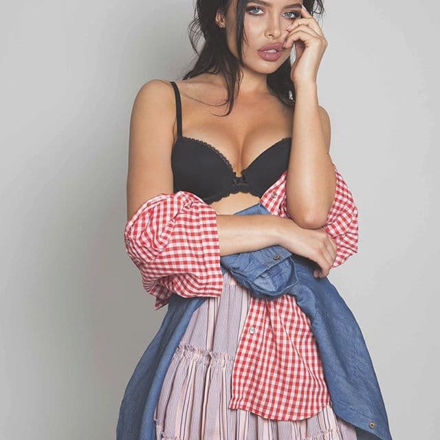 También participó en la publicidad de los labiales de Kylie Jenner.