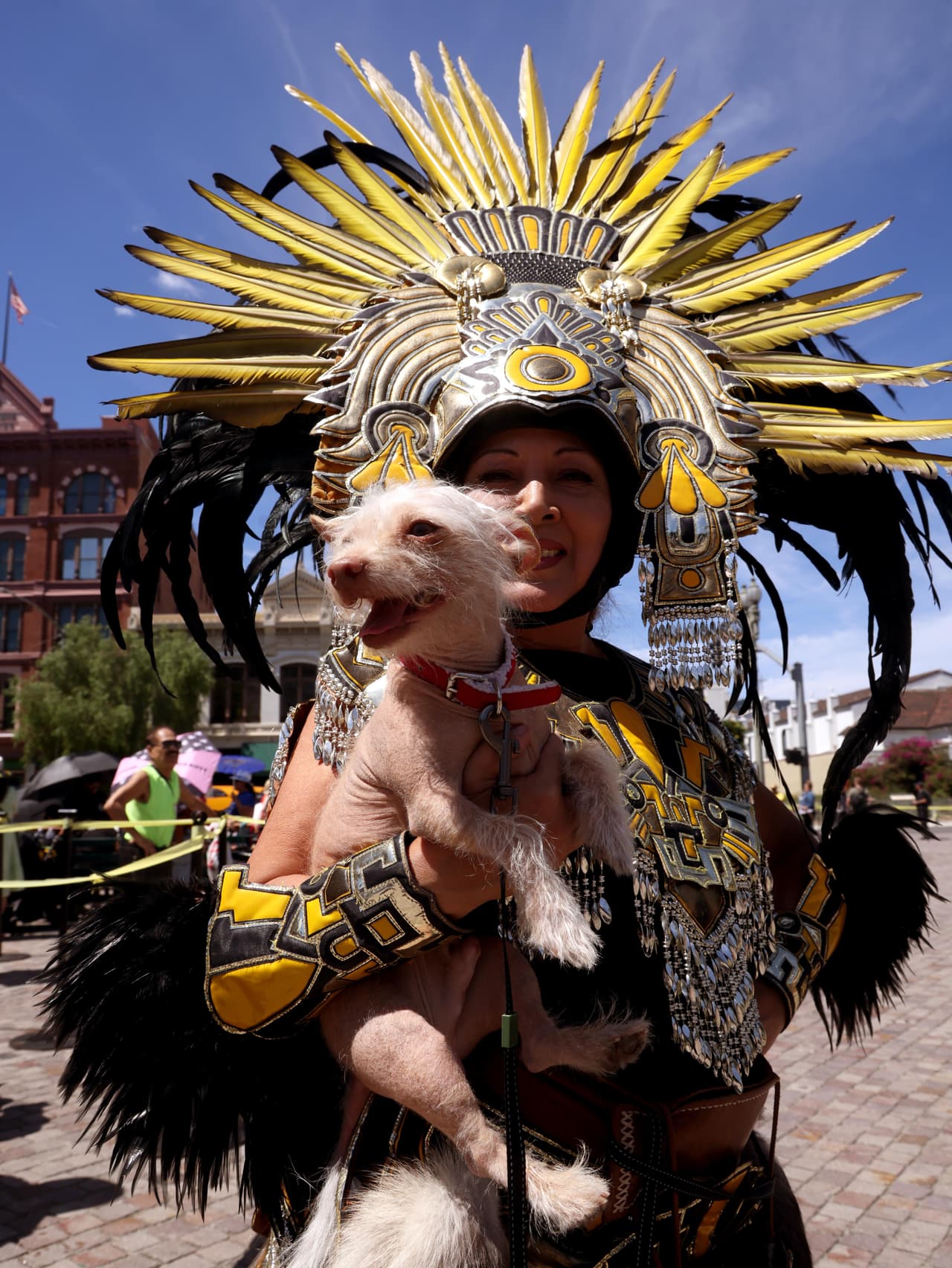 Con 
<b>'Coyote'</b> en brazos, Lucy Magana, del grupo de danza azteca Xipe Totec, celebró formar parte del evento.
