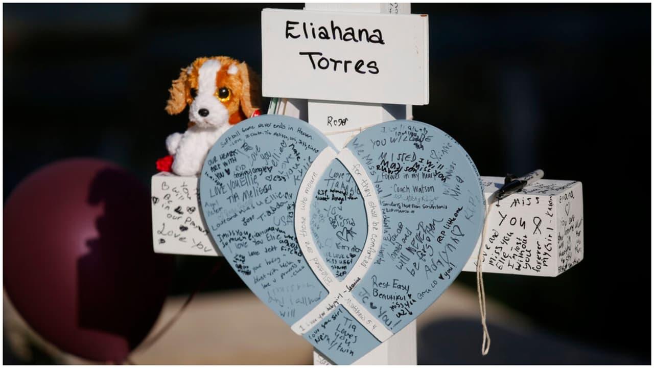 Esta es la cruz en honor a Eliahana Torres en el Town Square en Uvalde.