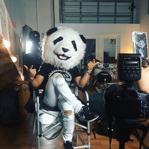 ¿Te imaginas quién es este alocado panda? Se trata de Chino Miranda, cantante de Chino y Nacho que también está nominado en Latin GRAMMY.
