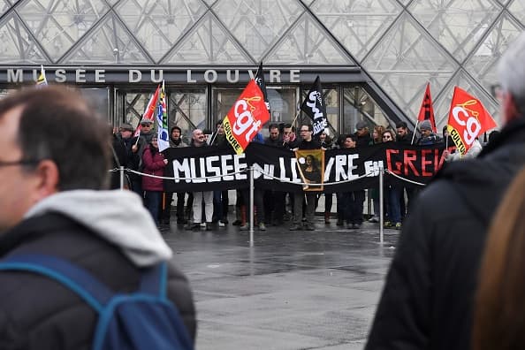 Este viernes, el museo Louvre, que es considerado el más visitado del mundo, en la ciudad París, cerró luego de que un grupo de manifestantes se plantó frente a sus puertas protestando en contra de la reforma del sistema de pensiones que adelanta del gobierno francés
<br>